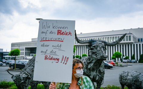 Rheda-Wiedenbrueck. Una mujer levanta un cartel a la entrada de la empresa Tonnies.  La compañía detuvo su producción después de que más de 600 empleados dieron positivo de COVID-19.