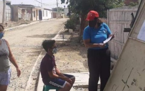 Carolina Espinoza dando clases en los exteriores de la casa de uno de sus alumnos para evitar posibles contagios de covid-19.
