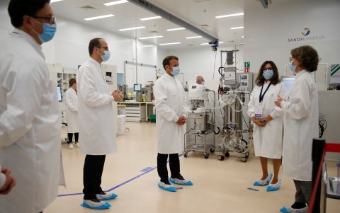 Marcy-l'Etoile. El presidente de Francia, Emmanuel Macron, se junta con directivos e investigadores de la planta Sanofi Pasteur, que desarrolla una vacuna contra el COVID-19.