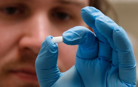 UTAH. Un farmacéutico muestra una píldora de hidroxicloroquina, que se ha visto envuelto en una polémica, sobre su efectividad para paliar o curar el coronavirus.