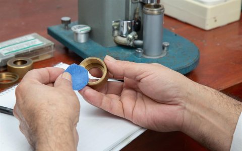 El equipo de Carfagnini trabaja para calcular la capacidad de filtrado de partículas de algunos textiles.