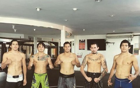 Juan Andrés Luna (pantaloneta azul) es amigo de Chito Vera (segundo desde la derecha).