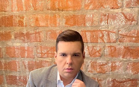 Lució los trajes de Gustavo Moscoso.