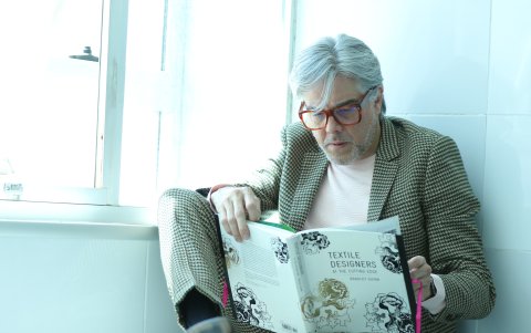 La combinación de colores destaca en este look: un tradicional traje verde de cuadros con un buzo color rosa por dentro para darle ese toque más casual.