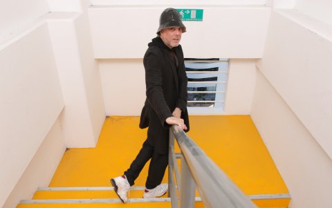 Es de una dupla de diseñadores europeos. Es de lino noble, probablemente tuvo un proceso de reciclado. Se arriesgó y por abajo tiene una camiseta con transparencias.