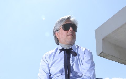 Para este outfit,  estrenó un par de zapatos que compró en España. El jean azul remangado en las vastas va perfecto con el touche neck gris sobre el que colocó una camisa de smoking celeste abierta.