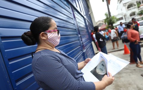 Queja. Con facturas en mano y fotografías de los medidores, decenas de usuarios se acercaron a CNEL para hacer ayer su reclamo.