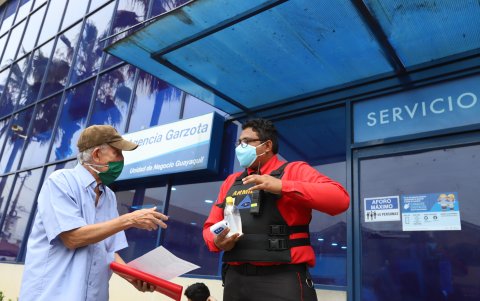 Reclamo. Decenas de adultos mayores se instalaron en el sitio desde muy temprano. Hubo quienes llegaron a las 5:00.