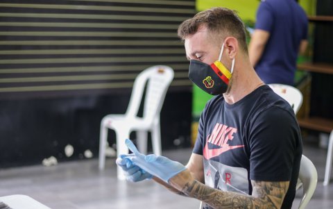 Los jugadores y el cuerpo técnico de Barcelona recibieron las mascarillas personalizadas.