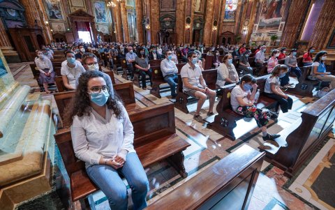 TURIN. Fieles católicos italianos asisten estos días a la misa en la basílica de Santa Maria Ausiliatrice, respetanco el distanciamiento social.