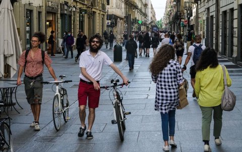 TURIN. La nueva normalidad en esta ciudad italiana se la vive con las reservas del caso, luego de casi cinco meses de haberse presentado el primer contagio de COVID-19 en el país.