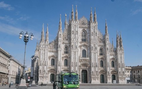 MILAN. Trabajadores sanitarios desinfectaban la Plaza del Duomo de Milán, el pasado mes de marzo.