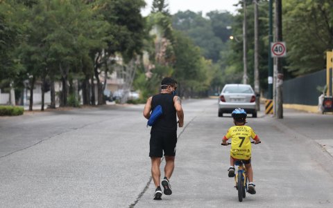 Paseos. Al no poder salir en los autos, los habitantes se vuelcan a las calles de sus barrios para pasear.
