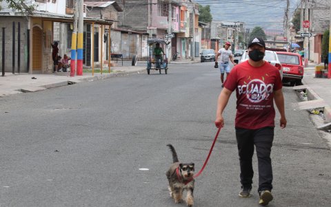 Barrios. Desde hace tres meses, imágenes como estas son bastante comunes. Ciudadanos caminando con sus familias y mascotas en calles prácticamente vacías.