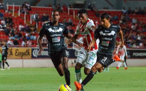 En 2018 Brayan Angulo (c) militó en el Necaxa de México.