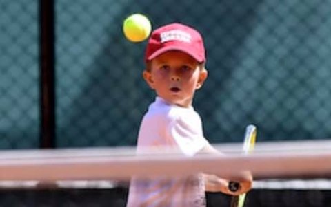 Stefan Djkovic practica su revés.