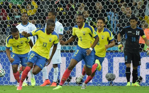 Enner Valencia fue autor de los dos goles con los que Ecuador derrotó (2-1) a Honduras, en el Mundial de Brasil 2014, quedándose a poco de la clasificación.