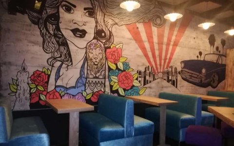 Medidas. Algunos propietarios de bares y discotecas transforman sus locales para trabajar bajo la figura de un restobar.