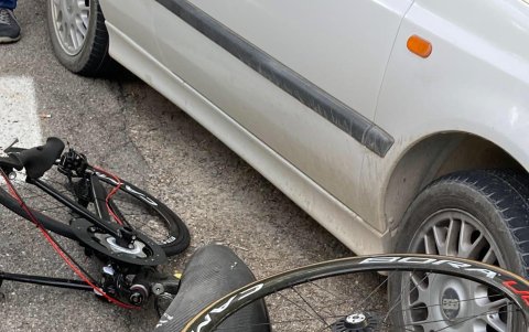 Así quedó la bicicleta de mano luego de las vueltas de campana y sufrir la colisión contra el camión.