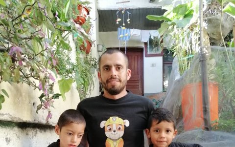 El marchista ecuatoriano junto con Santiago (i) y Joaquín, sus dos hijos y más grandes tesoros.