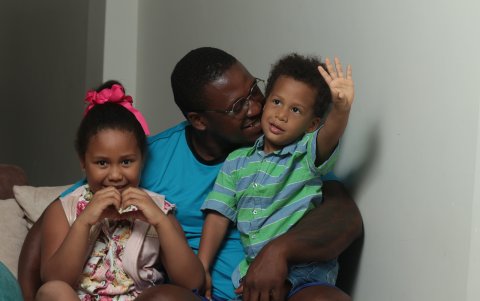 El boxeador Ítalo Perea junto a Gissella (i) e Ítalo Jr. sus hijos a quienes forma y considera su motor.