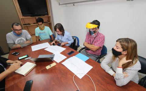 Funcionarios del Municipio explican el proyecto. Ciclistas asisten a la cita.