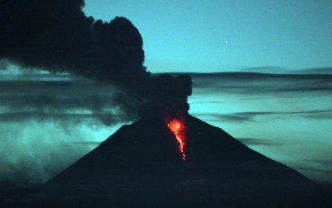 Vista nocturna del volcán Sangay durante su proceso eruptivo de junio de 2020.