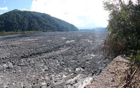 Los ríos Upano, Sangay y la cuenca oriental del volcán reciben los lahares que descienden por la erupción.