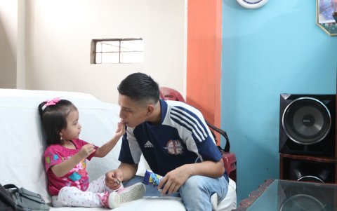 Héctor Chele y su hija