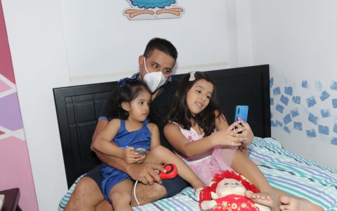 Daniel Torres se recuperó del COVID-19 y pasará hoy con su familia.
PERIODISTA :
FECHA : /06/2020
Agencia (ag-extra)