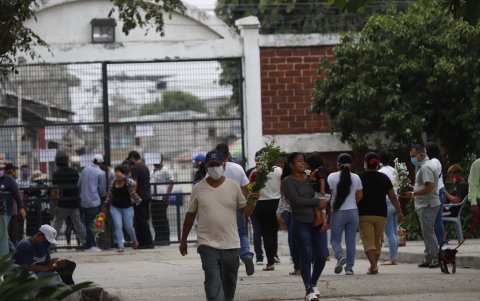 Incumplimiento. Las personas ingresaron al cementerio, pese a la prohibición.