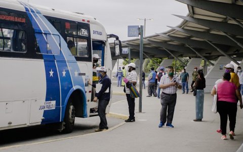 Sugerencia. Los pasajeros solicitan más control para evitar un posible rebrote del virus.