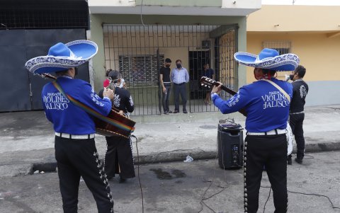 Afecto. En esta fecha diversos hijos también le rindieron homenajes a sus padres con serenatas.