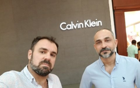 Taner es su nuevo amor. Junto a su amigo Soner Durmuf.