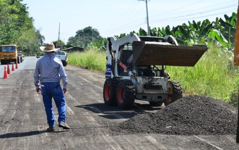 Trabajos viales también fueron visitados por el prefecto en su última visita a los cantones.
