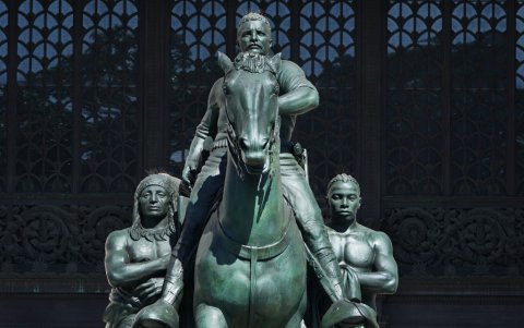 La estatua fue removida por simbolizar la subyugación de pueblos afrodescendientes e indígenas.