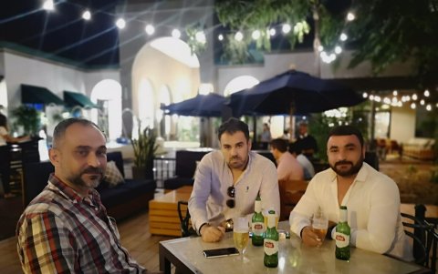 Soner, esposo de Meche, y Taner, pareja de Sofía (centro).