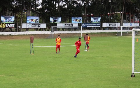 Jugadores entrenaron en el complejo El Sauce, en Tumbaco.