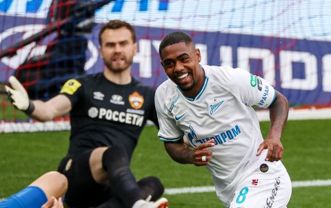 A pesar de la discriminación, Malcom fue clave para la victoria del Zenit y hasta marcó un doblete.

 FBL-RUS-CSKA-ZENIT
