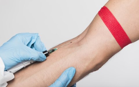 Un examen de sangre permitirá saber si hay algún nivel alterado a causa del coronavirus.