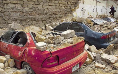 Vehículos destruidos en la ciudad de Oxaca por el terremoto  de 1999.