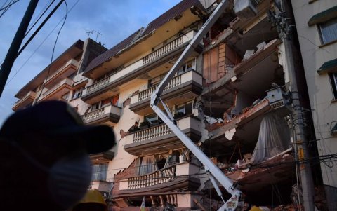 Socorristas, bomberos, policías, soldados y voluntarios retiran escombros de un edificio en la Ciudad de México, el 19 de septiembre de 2017.