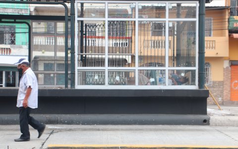 Paraderos. Indigentes se ubican en las diferentes estaciones de la troncal.