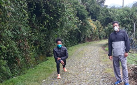 El entrenador Nelson Gutiérrez junto a la velocista Ángela Tenorio durante una de las jornadas de entrenamiento.