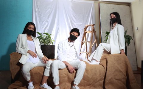 Los artistas se comunicaron en español, inglés y mandarín.