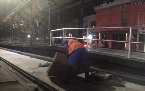 Limpieza. Personal retiró los objetos en el sitio y desinfectaron las estaciones, aún no inauguradas.