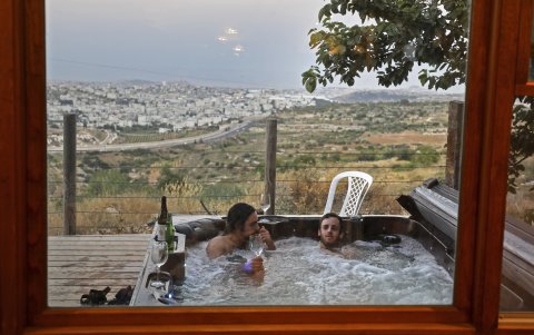 BELEN. Un grupo de visitantes israelíes se bañan en un jacuzzi en la casa de un amigo que vive en el asentamiento israelí de Sde Boaz.