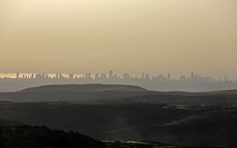 NAALE. La imagen hecha desde este asentamiejtno israelí en la Cisjordania ocupada coloca en el horizonte a la ciudad costera de Tel Aviv.
