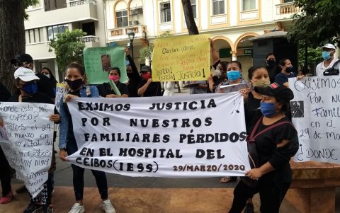 En los exteriores de la Fiscalía en Guayaquil hubo plantones de los familiares que no han podido hallar los cuerpos.