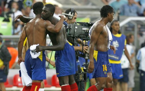 Los jugadores de Ecuador Iván Hurtado (i), Antonio Valencia (d) y Giovanny Espinoza (c) fueron titulares ante Inglaterra..